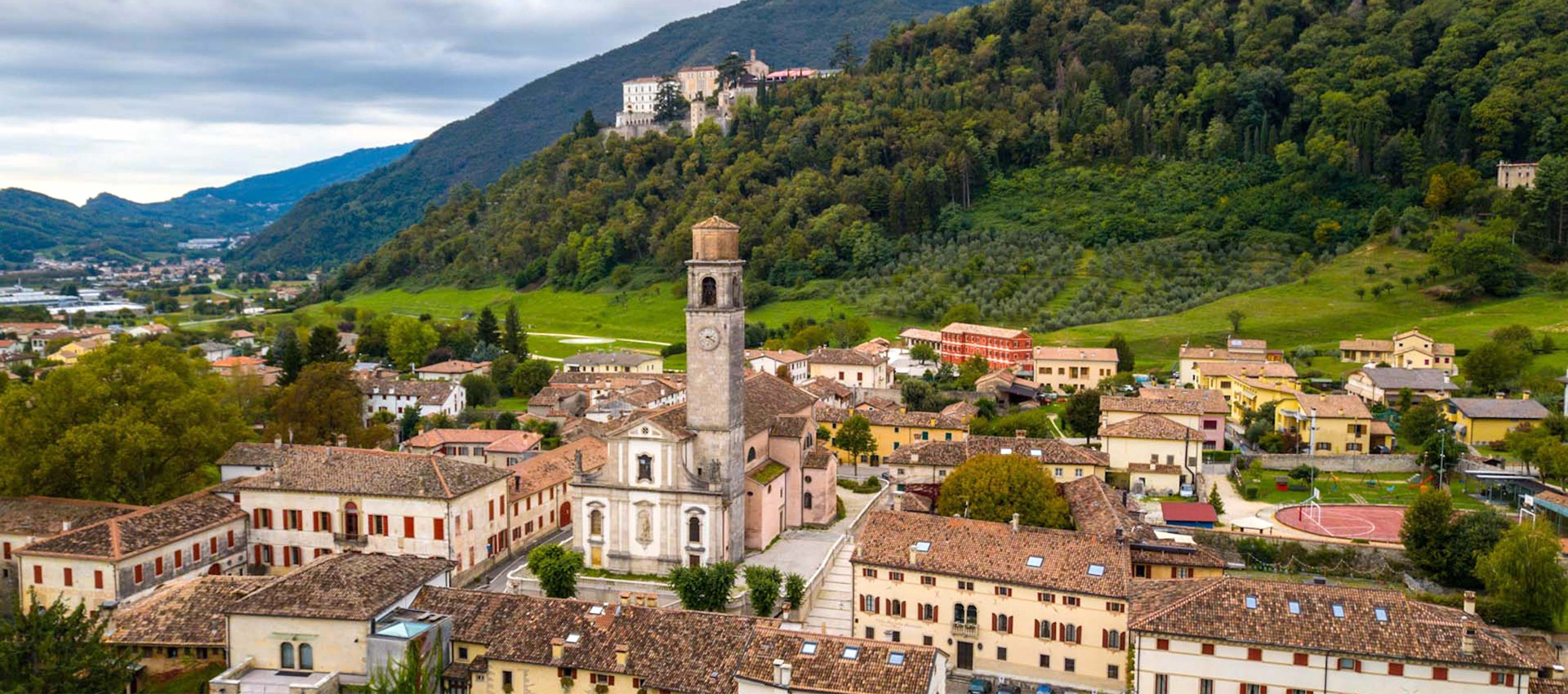 Panorama con la Chiesa di Cison di Valmarino - crediti fotografici Visit Veneto